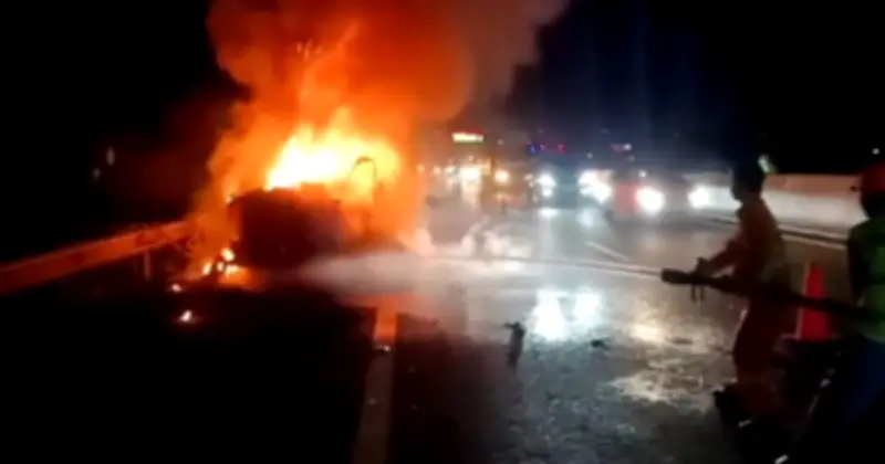 Xe đầu kéo bốc cháy dữ dội trên cao tốc TP.HCM - Trung Lương, tài xế thoát nạn