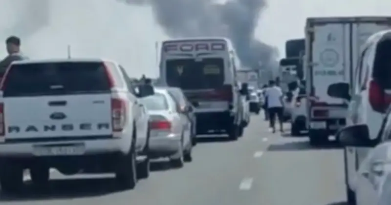 Xe đầu kéo bốc cháy dữ dội trên cao tốc Trung Lương - Mỹ Thuận, giao thông tê liệt