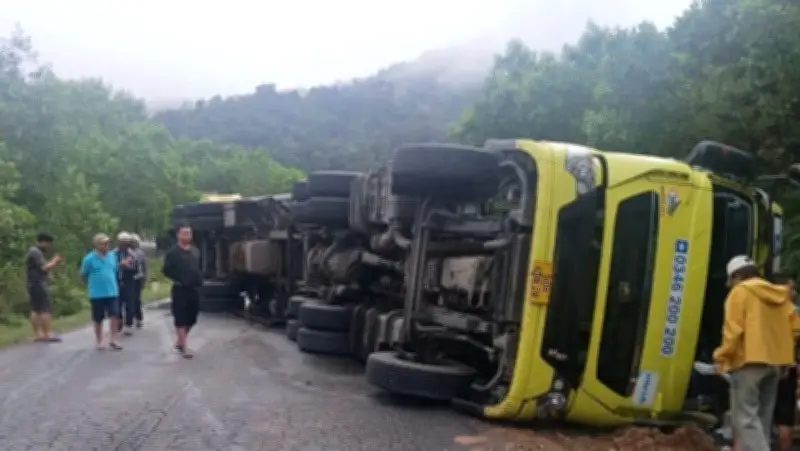 Xe đầu kéo chở khoáng sản gây tai nạn, tắc nghẽn đường Hồ Chí Minh