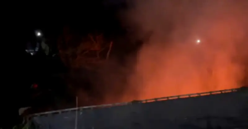 Xe đầu kéo gặp tai nạn rồi bốc cháy, tài xế tử vong thương tâm