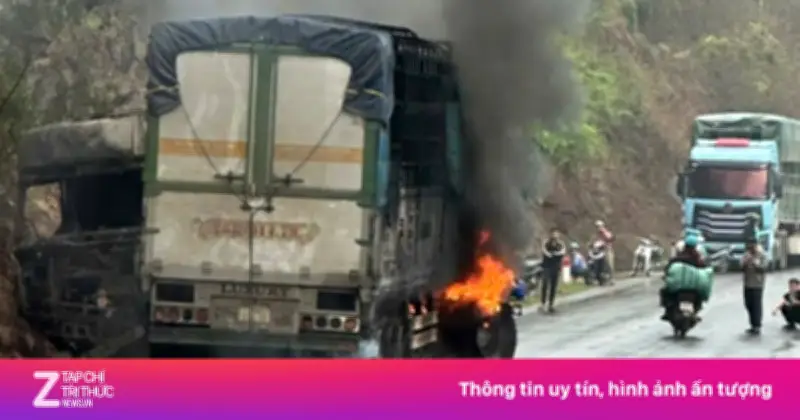 Xe đầu kéo tự gây tai nạn rồi bốc cháy dữ dội trên Quốc lộ 6 tại Sơn La