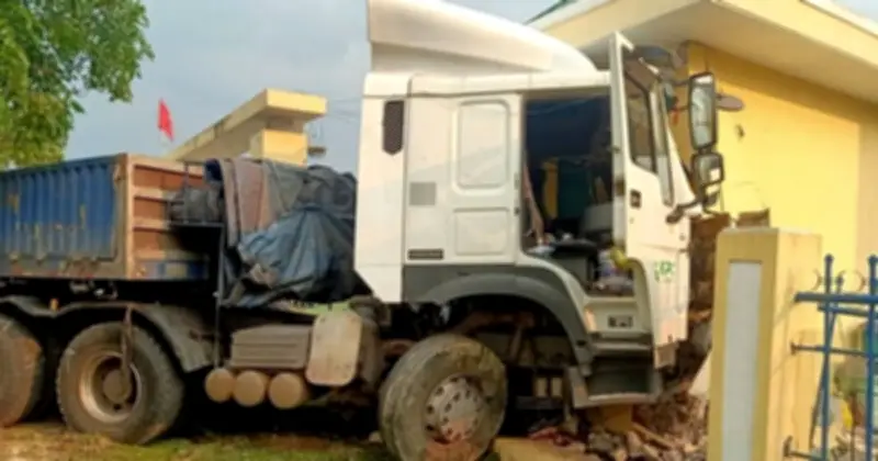 Xe đầu kéo tông vào tường trường mầm non ở Huế, không có thương vong