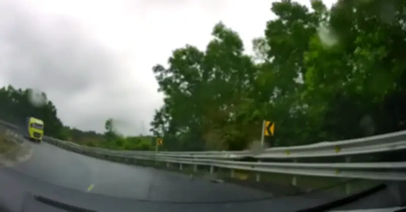 Xe Đầu Kéo Trượt Ngang Trên Đèo, Ô Tô Con Thoát Nạn Trong Tích Tắc