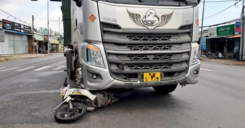 Xe đầu kéo Tây Ninh tông xe máy Đồng Tháp, người đàn ông bị chèn chân nặng