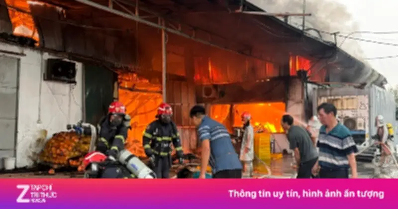 Xưởng bánh kẹo ở Hà Nội bốc cháy dữ dội, lực lượng chức năng khẩn trương dập lửa