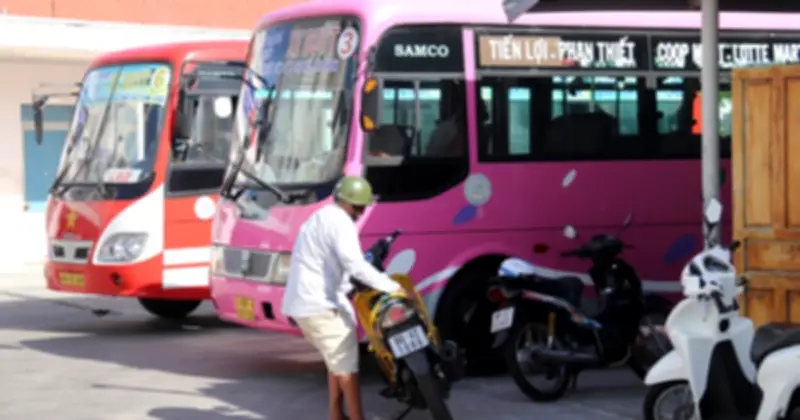 Xăng dầu tăng mạnh, chi phí vận tải đội cao, doanh nghiệp và hành khách chịu áp lực
