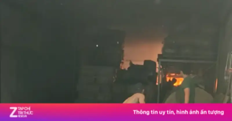 Xưởng Giấy Bốc Cháy Ở TP.HCM, Công Nhân Nhanh Trí Dùng Xe Nâng Di Dời Hàng Hóa