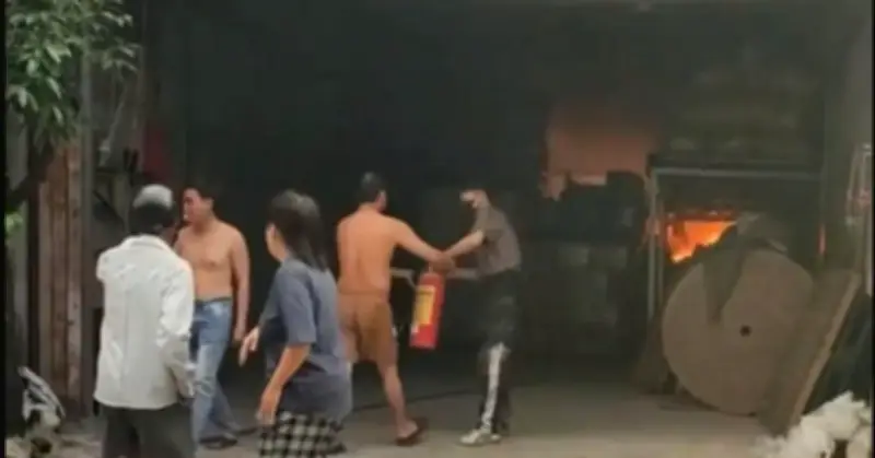 Xưởng giấy cháy ngùn ngụt, công nhân dùng xe nâng đi đòi tài sản