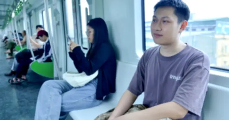 Xăng tăng giá, người Hà Nội đổ xô đi tàu điện tiết kiệm hàng triệu đồng mỗi tháng