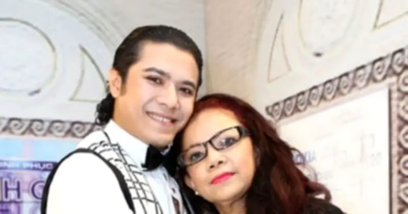 Xót xa hình ảnh mẹ ca sĩ Kasim Hoàng Vũ ôm quan tài con trai trong đau đớn