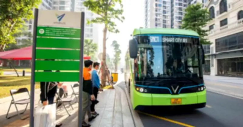 Xu hướng 'Chân - Tàu - Buýt' bùng nổ khi giá xăng tăng, người dân chuyển sang giao thông xanh