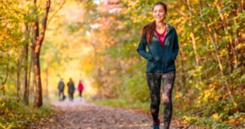 Xu hướng 'Đi bộ tĩnh lặng' trên TikTok: Lợi ích bất ngờ cho sức khỏe tim mạch và tinh thần