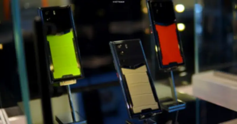 Xu Hướng Quà Tặng 8/3: Điện Thoại Thủ Công Cao Cấp Thay Thế Trang Sức