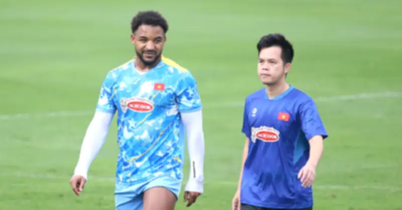 Xuân Sơn bỏ dở buổi tập ở tuyển Việt Nam, HLV Kim Sang-sik tái mặt