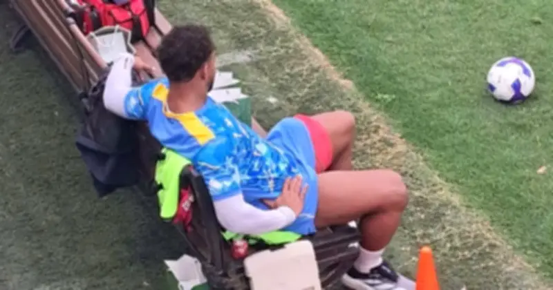 Xuân Son chấn thương đùi trái trong buổi tập đầu tiên của đội tuyển Việt Nam