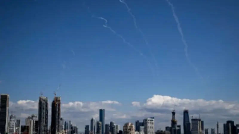 Xung đột Israel - Iran leo thang: Còi báo động vang dội, tên lửa rơi tại Tel Aviv