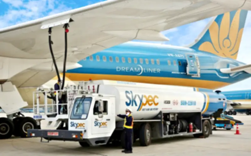Xung đột Trung Đông đẩy giá nhiên liệu bay tăng vọt, đe dọa thiếu hụt cung ứng tại Việt Nam