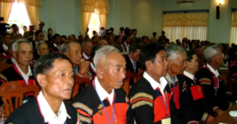 Đề xuất tiêu chí lựa chọn và chính sách với người có uy tín trong đồng bào dân tộc thiểu số