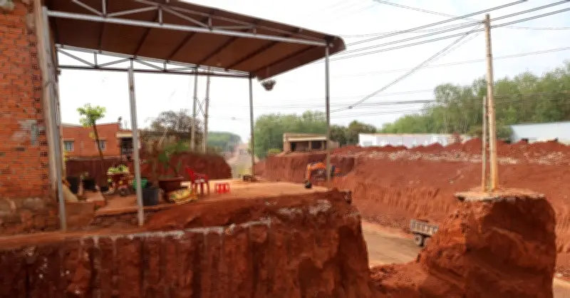 Đề xuất tạm dừng thi công đoạn đường có 8 ngôi nhà chênh vênh trên vách đất