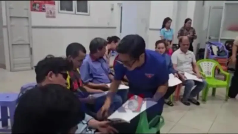 Ủy ban Mặt trận Tổ quốc phường Bình Thạnh tuyên truyền bầu cử cho cử tri khiếm thị