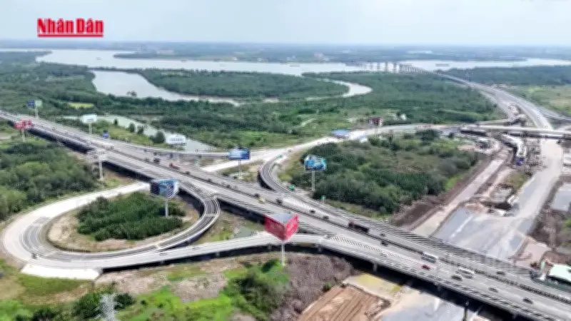 Yêu cầu báo cáo kết quả xử lý vụ thi công lại tượng chắn ở vành đai 3 TP.HCM