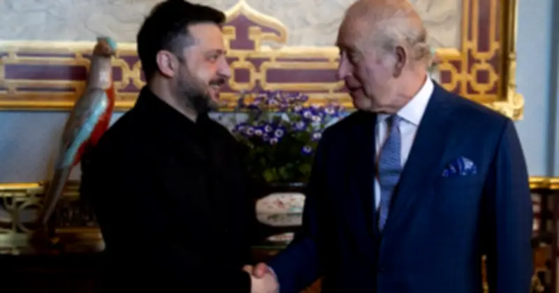 Zelensky tặng Vua Anh Charles III máy tính bảng theo dõi chiến sự thời gian thực