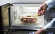 Bí Quyết Hâm Nóng Thức Ăn Bằng Lò Vi Sóng: Tránh Khô Cứng, Giữ Trọn Hương Vị