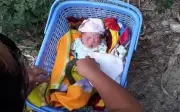 Bé trai bị bỏ rơi lúc rạng sáng kèm lời nhắn xin nuôi giúp