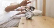 Bác sĩ tâm thần cảnh báo 3 mối nguy hiểm tiềm ẩn khi nhấn nút báo thức ngủ thêm 5 phút