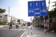 Biển báo giao thông sai chuẩn tại TP.HCM gây bối rối cho tài xế