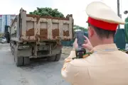 Bùn đất rơi vãi gây tai nạn xe máy, CSGT Hà Nội truy vết xe tải