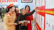 Cụ bà 101 tuổi ở Hà Nội tự tay bỏ phiếu bầu cử với sự hỗ trợ của Cảnh sát giao thông