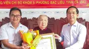 Cà Mau trao Huy hiệu 70 năm tuổi Đảng cho đảng viên lão thành Dương Thị Phủ