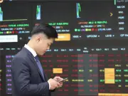 Cổ phiếu dầu khí 'bùng nổ' giữa căng thẳng Trung Đông, VN-Index lao dốc rồi hồi phục