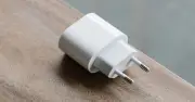 Củ sạc Apple 20W: Món phụ kiện rẻ hiếm hoi bán chạy khủng trên sàn TMĐT