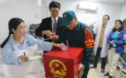 Cử Tri Bỏ Phiếu Ngay Tại Giường Bệnh: Xúc Động Trong Ngày Hội Non Sông