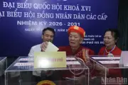 Cử Tri Cao Tuổi Xúc Động Thực Hiện Quyền Bầu Cử Trong Ngày Hội Toàn Dân
