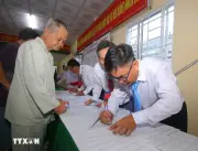 Cử tri Thành phố Huế phấn khởi thực hiện quyền công dân trong ngày bầu cử