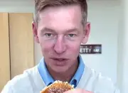 CEO McDonald's trở thành trò cười toàn cầu vì cú cắn burger nhỏ gây tranh cãi