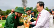 Chủ tịch Quốc hội và Bí thư Hà Nội động viên tân binh lên đường nhập ngũ