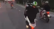 Công An TP.HCM Xác Minh Clip Người Đàn Ông Nước Ngoài Bốc Đầu Xe Máy Trên Đường