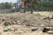 Công an triệu tập 3 người trong vụ đổ cát tàn rác xuống biển tại Thanh Hóa