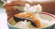 Cảnh báo từ bác sĩ: Mẹo dân gian xử lý hóc xương cá có thể gây nguy hiểm