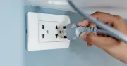 Cảnh báo: Thói quen cắm điện liên tục gây lãng phí và nguy cơ cháy nổ trong gia đình