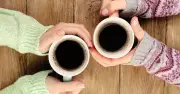 Cảnh báo: Uống cà phê nóng bằng cốc giấy có thể giải phóng vi nhựa gây hại sức khỏe