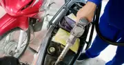 Cảnh báo: Để xe máy trong nhà ngay sau khi đổ xăng tiềm ẩn nguy cơ sức khỏe và cháy nổ