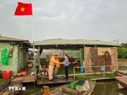 Cảnh Sát Đường Thủy Hà Nội Đưa Thẻ Cử Tri Đến Tận Thuyền Dân Trên Sông Hồng