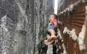 Cảnh sát PCCC TP.HCM giải cứu thành công bé trai mắc kẹt giữa hai bức tường