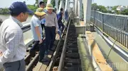 Cầu Ghềnh bị sà lan đâm: Phương án gia cố khẩn cấp để sớm thông tuyến đường sắt Bắc-Nam
