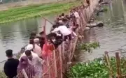 Cầu tre sập ở Bangladesh, hàng chục người rơi xuống sông, 4 trẻ em thiệt mạng